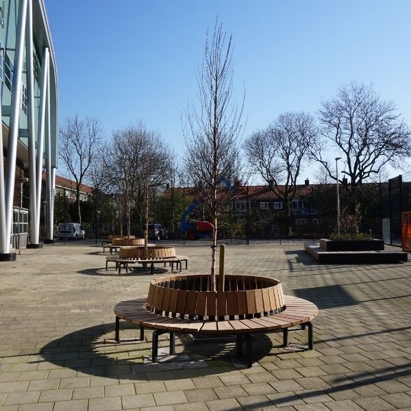 103075 herinrichting schoolplein straatmeubilair buitenbanken afvalbakken zitelementen